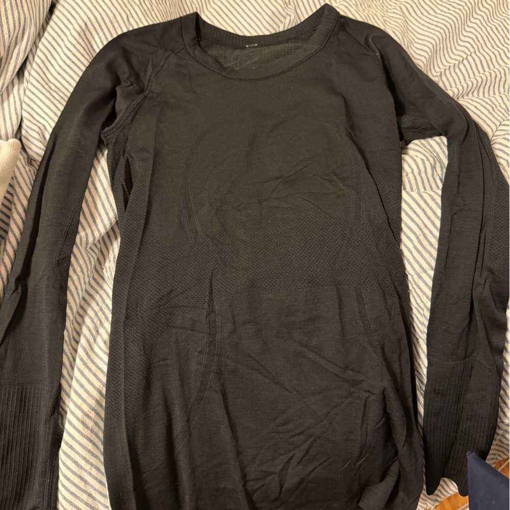 Lululemon Swiftly Tech Long-Sleeve Shirt 2.0
Hip Length